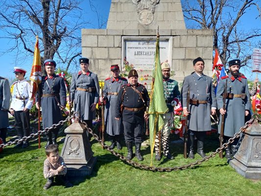 Валентин Петков (на преден план) от клуб "Родолюбие".