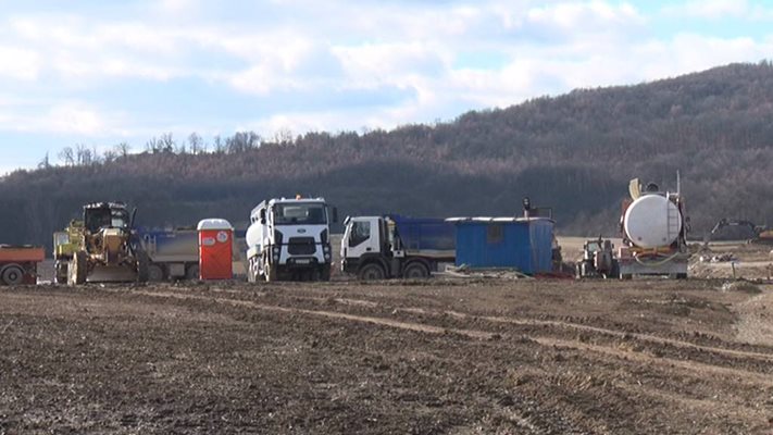 Усилено се работи по автомагистрала “Хемус” край ловешкото с. Каленик.

СНИМКИ: АВТОРЪТ

