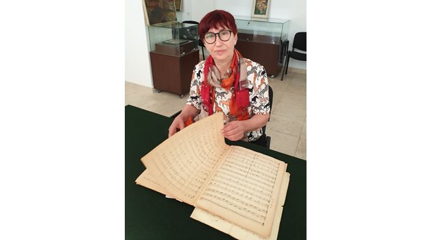 Експертът в Държавна агенция “Архиви” Иванка Гезенко показва първата редакция на нотописа на “Върви, народе възродени”, която е дарена от внучката на композитора Яна Пипкова.