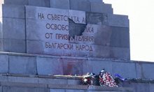 61-годишен счупи с чук Паметника на Съветската армия, Ленин си взе парче