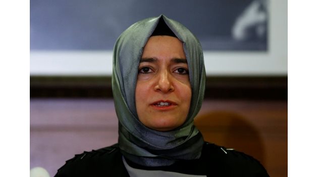 Турският министър на семейството Фатма Бетюл Саян Кая, която не бе допусната на митинг в Холандия в подкрепа на референдума в Турция. СНИМКА: РОЙТЕРС