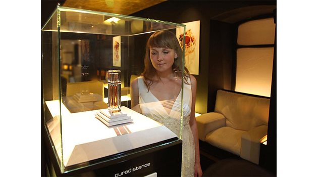 СКЪПО: Майсторският парфюм Clear Crystal Column ’Crystal & Gold, който бе представен пролетта във Виена, струва 2390 евро.
