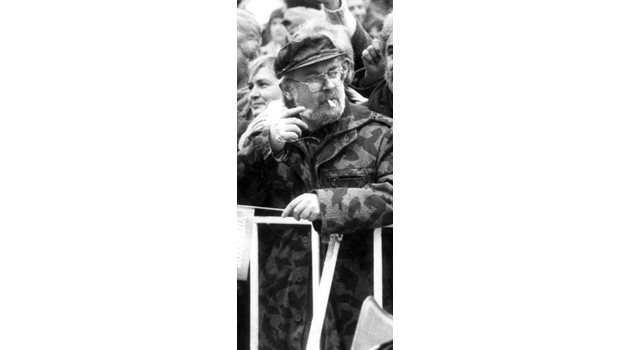 Д-р Константин Тренчев на барикадата, облечен в камуфлажна униформа.