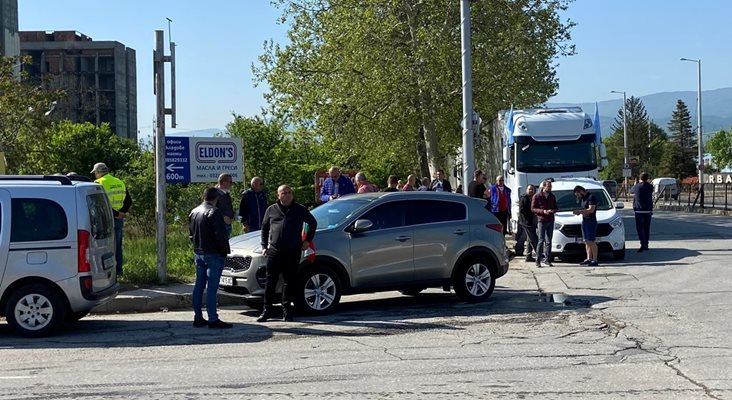 Шофьорите протестират мирно.