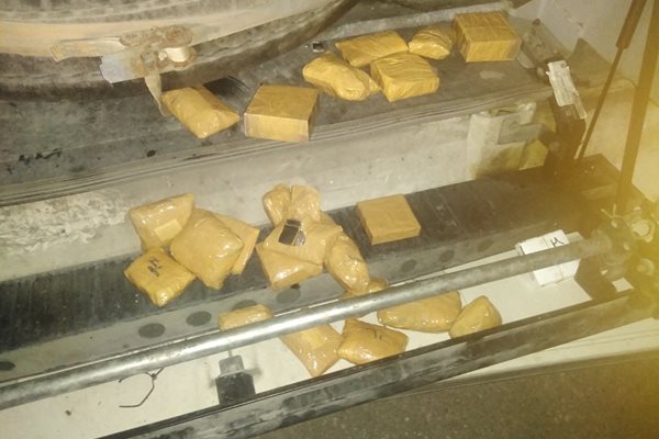 23 пакета със златни и сребърни бижута заловени на "Капитан Андреево"
Снимки: Агенция "Митници"