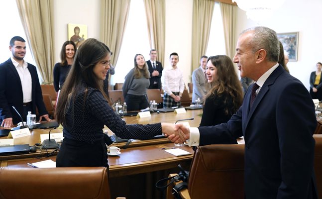 Премиерът Гълъб Донев поздравява студенти от Софийския университет.