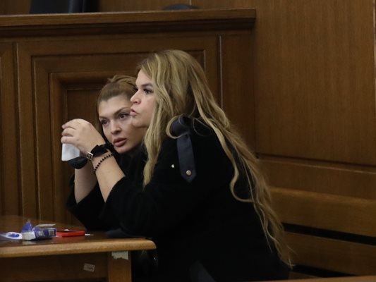 Инес Колева (вляво) се е возила до Семерджиев в джипа, но при бягството той я зарязал при полицаите.