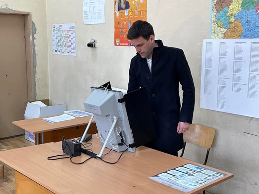 След като смени секцията, Никола Минчев отиде да гласува с машина.