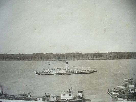 Първото пробно плаване на "Радецки" било на 1 май 1966 година от корабостроителницата до Моста на дружбата в Русе /днес Дунав мост/. Снимката е от личния архив на Васил Василев.