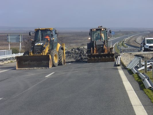 На отсечката, която се ремонтира, в момента работят около 200 различни машини.