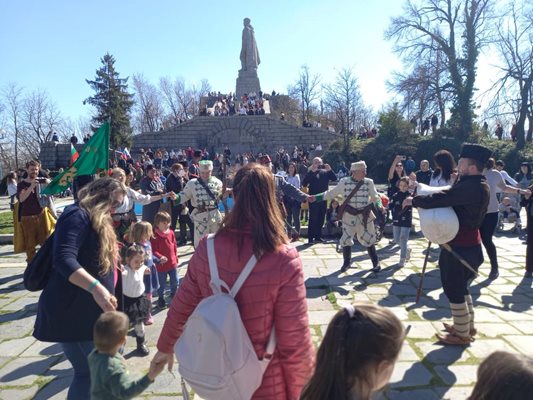 За нула време десетки се хванаха на хорото под Альоша.