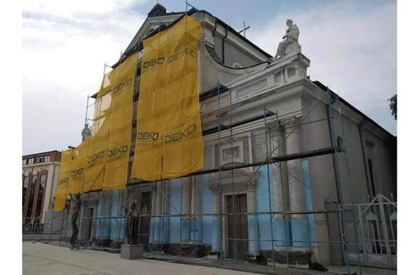 Католическата катедрала "Св. Лудвиг" в Пловдив е посана със скеле и част от фасадата й вече е облепена с фибран.