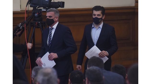 Премиерът Кирил Петков и военният министър Стефан Янев бяха изслушани извънредно от депутатите за кризата НАТО - Русия.

СНИМКИ: ВЕЛИСЛАВ НИКОЛОВ