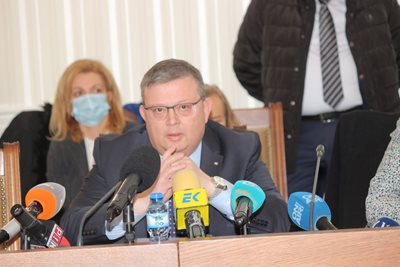 Сотир Цацаров говори пред депутатите.