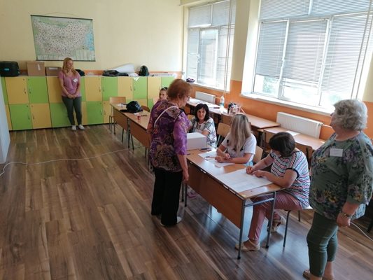 Спокоен изборен ден в новозагорското училище "Иван Вазов"
Снимка: Ваньо Стоилов