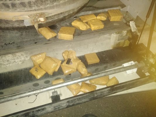 23 пакета със златни и сребърни бижута заловени на "Капитан Андреево"
Снимки: Агенция "Митници"