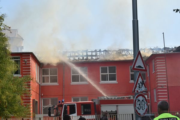Пожарникари гасят пожара на покрива на "Душо Хаджидеков".