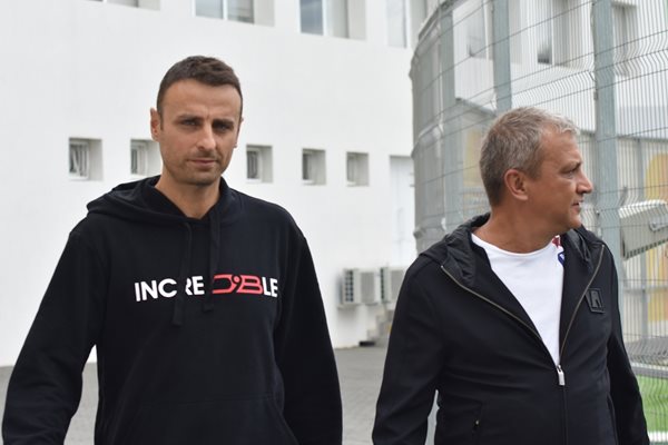 Димитър Бербатов пристига за мача в Благоевград. Снимки: LAP.BG