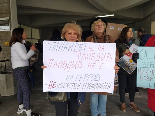 Пловдивчани протестираха в общинския съвет срещу даването на панаира на Георги Гергов.