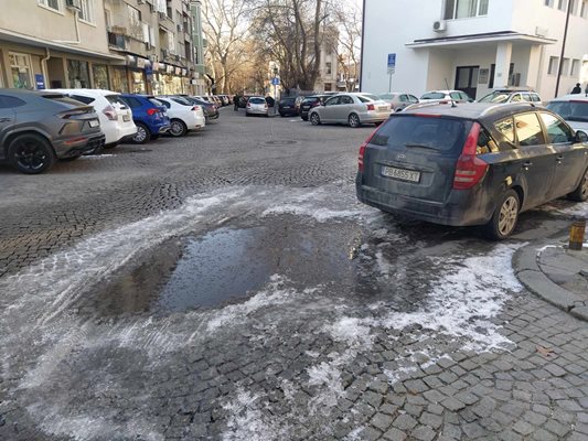 ВиК авария превърна в ледена пързалка централна улица в Пловдив.