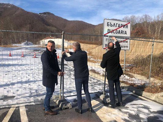 Кметът на Рудозем Недко Кулевски отключва железните ограждания.