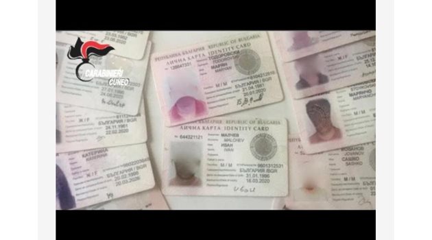 Част от задържаните фалшиви български документи  СНИМКА: Карабинери на Кунео