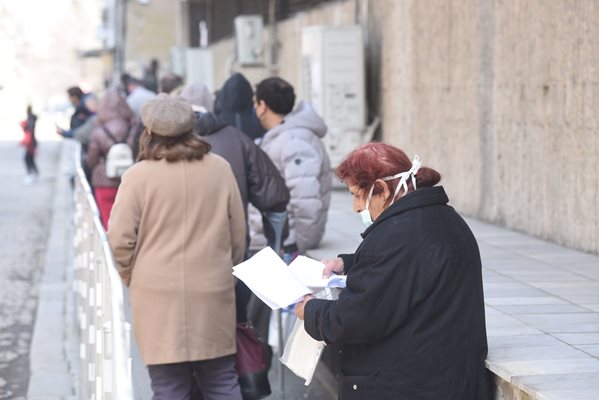 Заради мерките хората се редят на опашка пред НОИ.