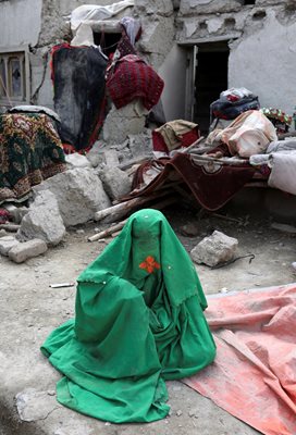 Хората се борят с последиците от земетресението в Афганистан