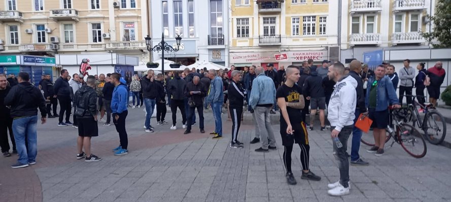 Площадът пред община Пловдив почерня от привърженици на "Ботев", които негодуват срещу бавното строителство на стадиона.