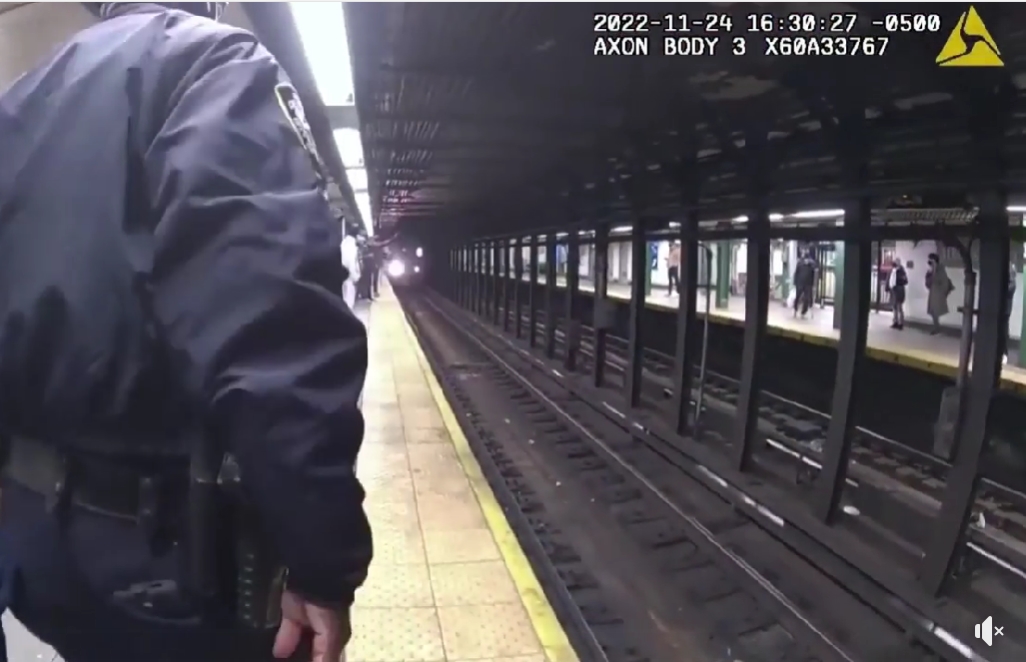 Спасиха мъж секунди преди да бъде блъснат от метрото (Видео)