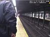 Спасиха мъж секунди преди да бъде блъснат от метрото (Видео)