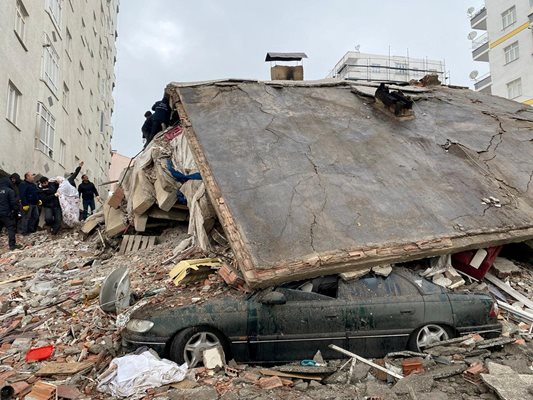 912 са жертвите, а 5385 са ранените след опустошаващото земетресение в Турция на 06.02.2023 г.
