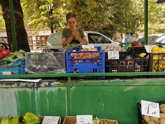 Производителка предлага стоката си на пазара в Пловдив.