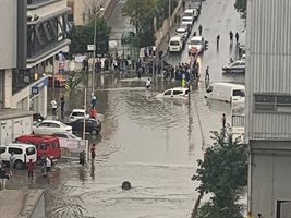 Наводнена улица в Истанбул снимка Ройтерс
