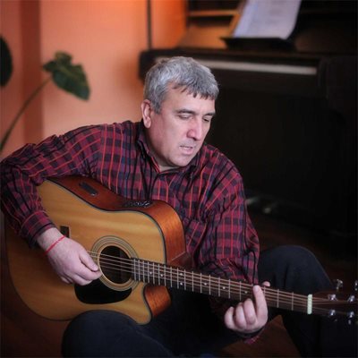 Авторът на текста на хита "Ветрове" Боби Мирчев с любимата си китара.