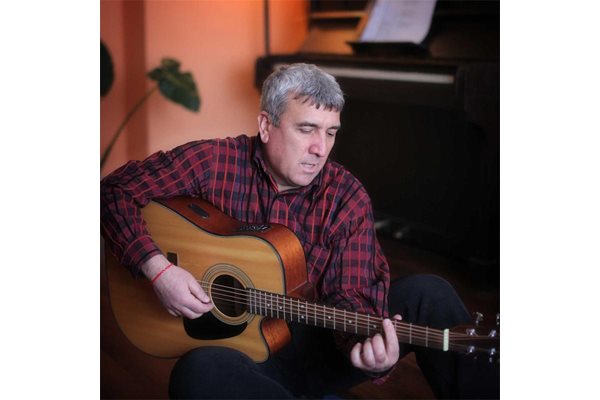 Авторът на текста на хита "Ветрове" Боби Мирчев с любимата си китара.