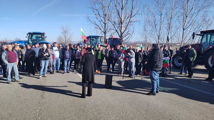 Фермери и земеделски производители ще стоят на пътя, докато не бъдат удовлетворени исканията им