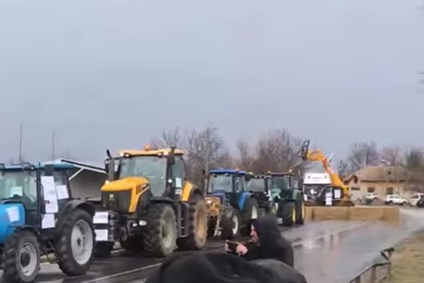 С тежка техника и бали слама фермери затвориха главния път Русе - Велико Търново 
Снимка: Фейсбук/ Държавен фонд Земеделие (ДФЗ)