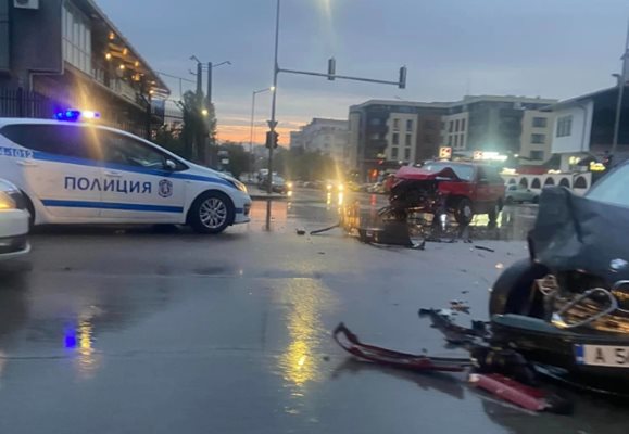 На територията на столицата са станали 17 леки и три тежки катастрофи. Снимка: Фейсбук/ Катастрофи в София