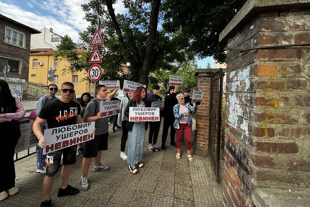 Пловдивски ученици и учители протестираха за уволнен преподавател, обвинен в блудство