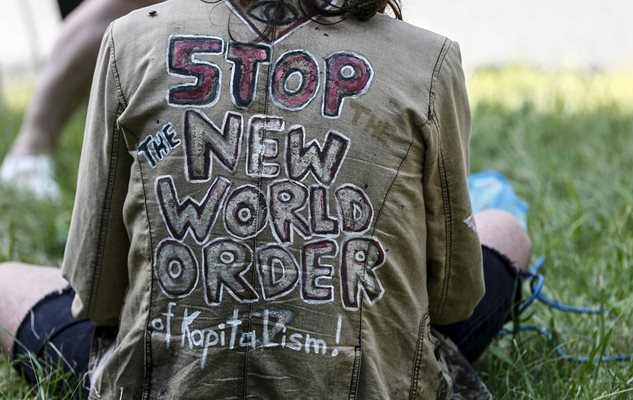 Протестиращ срещу срещата на “Билдерберг” в Австрия е облечен с яке на което пише “Спрете новия световен ред”. СНИМКА: РОЙТЕРС