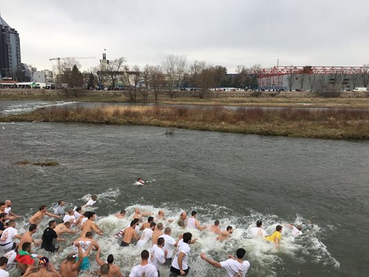 87 се хвърлиха за кръста в Марица.