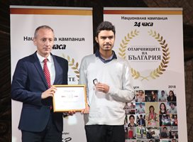Министърът на образованието Красимир Вълчев награждава Георги Александров на церемонията "Отличниците на България". 