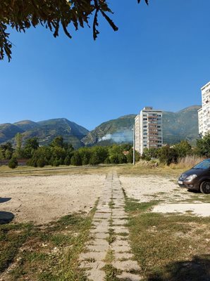 Пламъците изпепеляват боровата гора над Карлово. СНИМКА: Архив