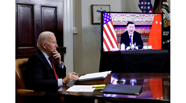 Президентът на САЩ Джо Байдън провежда разговор с китайския си колега Си Дзинпин.

СНИМКА: РОЙТЕРС