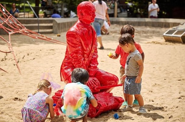 Скулптура на Владимир Путин се появи на детска площадка в Ню Йорк СНИМКИ: Инстаграм/jamescolomnia