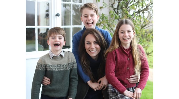 Кейт Мидълтън с трите си деца - Джордж, Шарлот и Луи

СНИМКА: Х