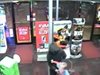Виж как 7-годишно дете бие с плюшена играчка обирджия на магазин (видео)
