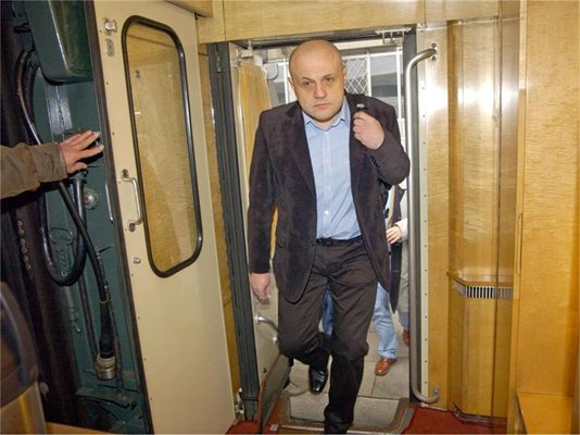 Министърът по еврофондовете Томислав Дончев се качва във влака на Тодор Живков за пътуващ бизнесфорум. СНИМКА:ГЕРГАНА ВУТОВА