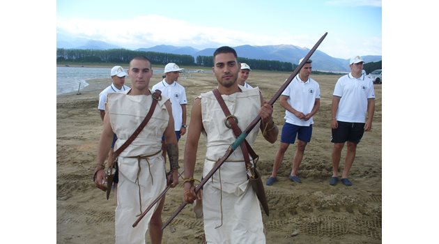 Курсанти от Военно-морското училище във Варна се превърнаха в сурови египетски воини.